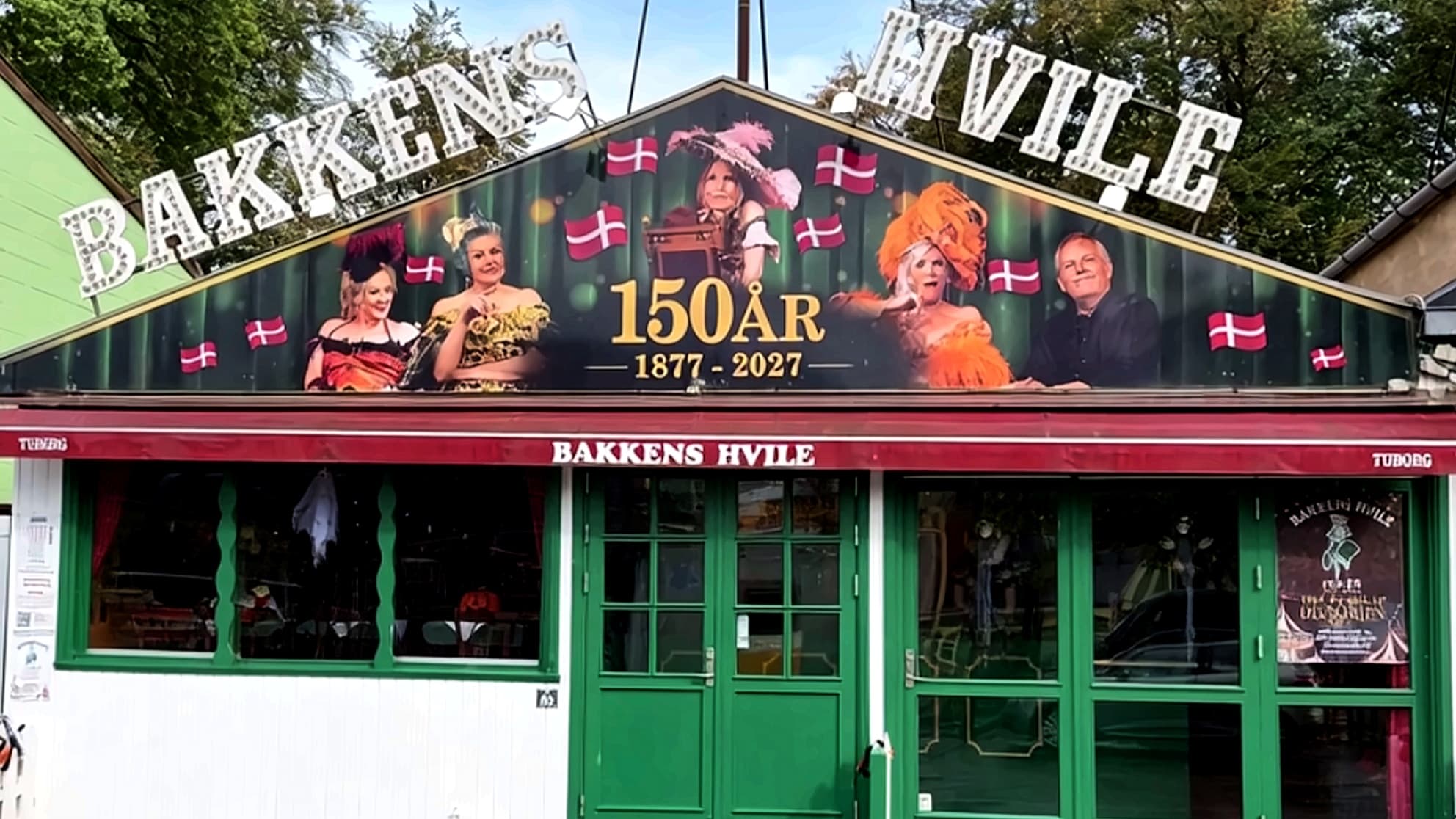 Bakkens Hviles facade med jubilæumsgavlen 150 år 1877-2027